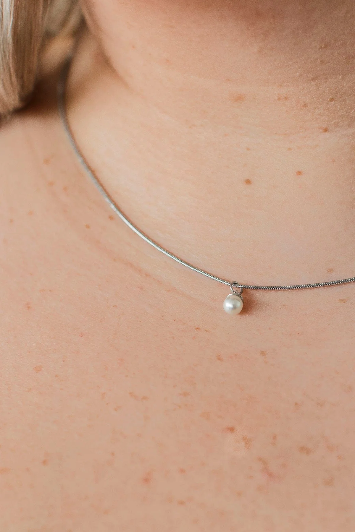 Absolutely Stunning Pearl Necklace- Silver - Image 2