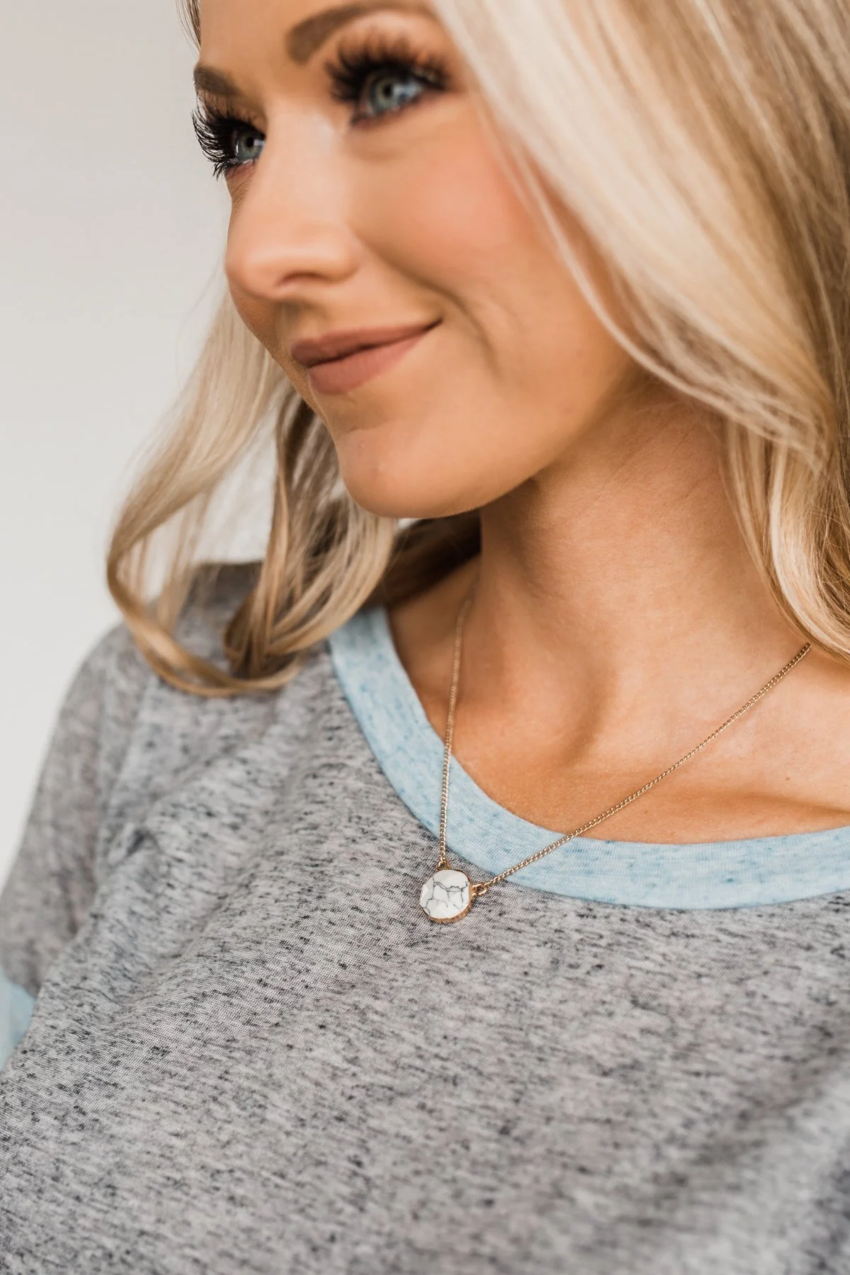 Charming Marble Pendant Gold Necklace- Off-White - Image 3