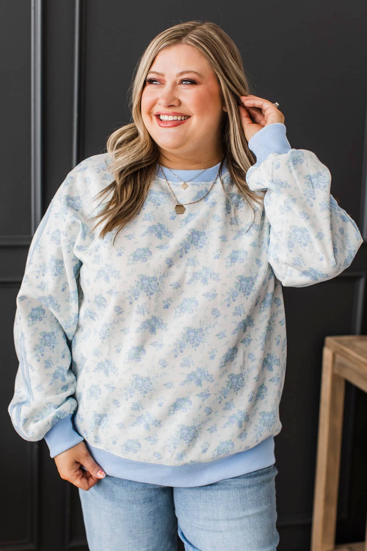 Effortlessly Casual Floral Crew Neck Pullover- Off-White & Light Blue - Image 2
