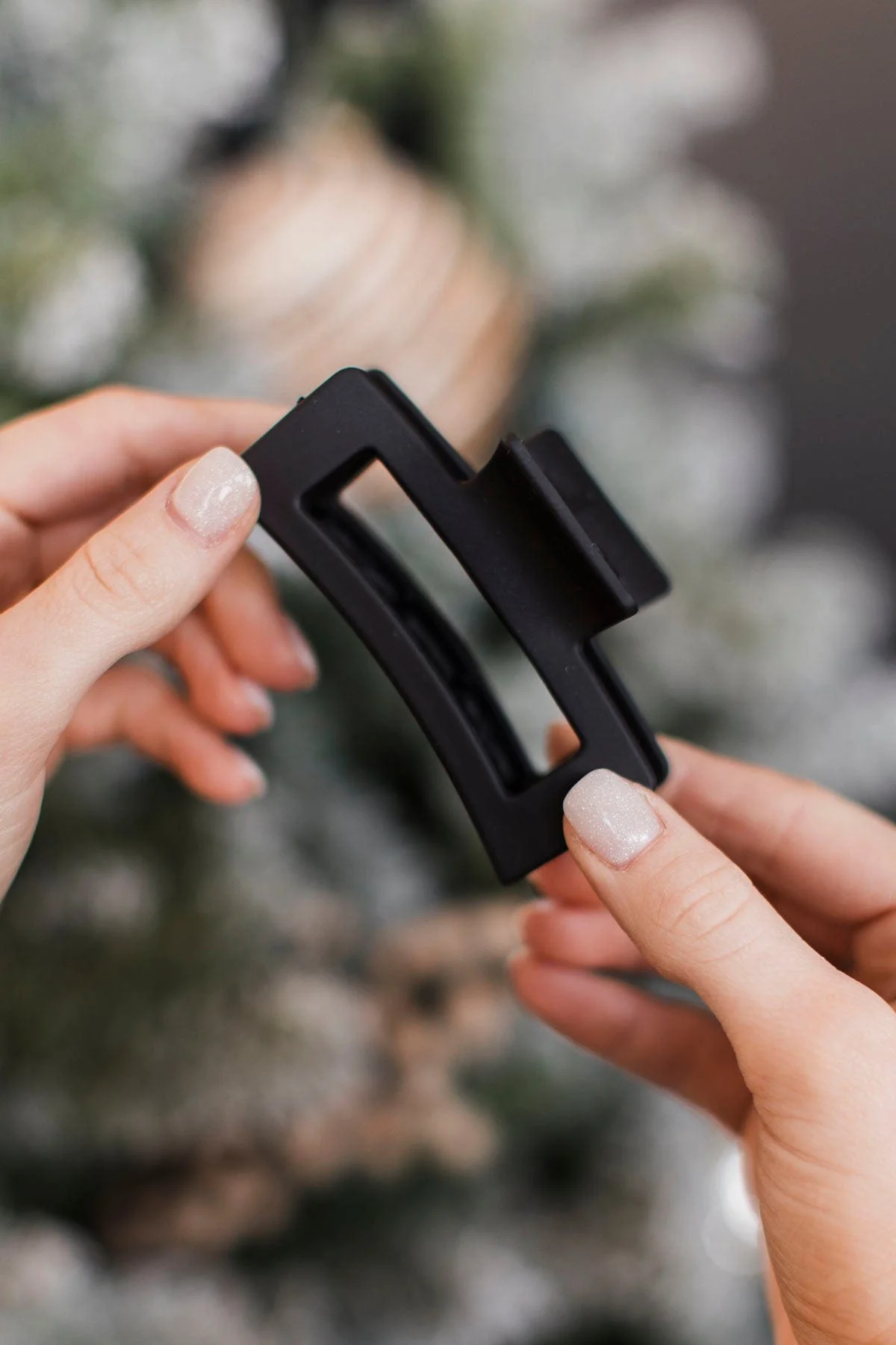 Looking At You Claw Hair Clip- Black