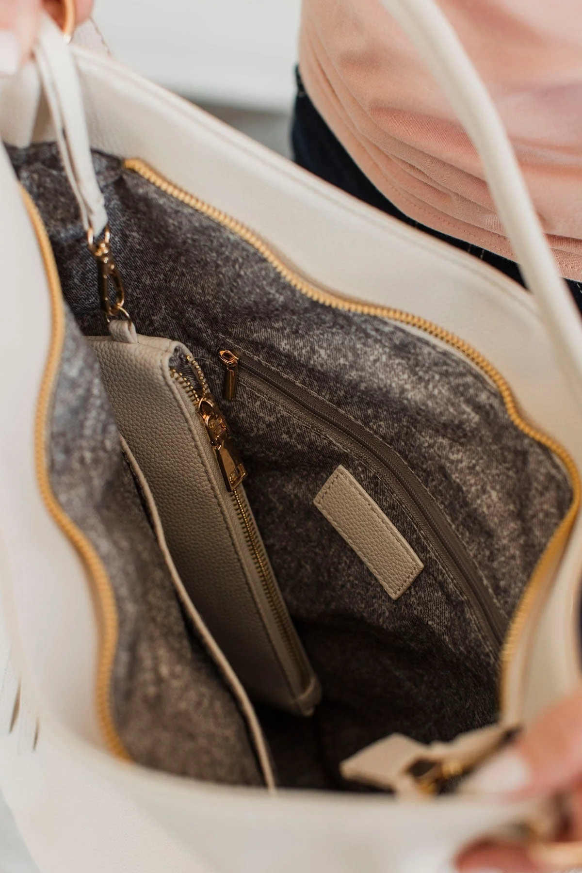 On The Move Again Shoulder Purse- Cream - Image 4
